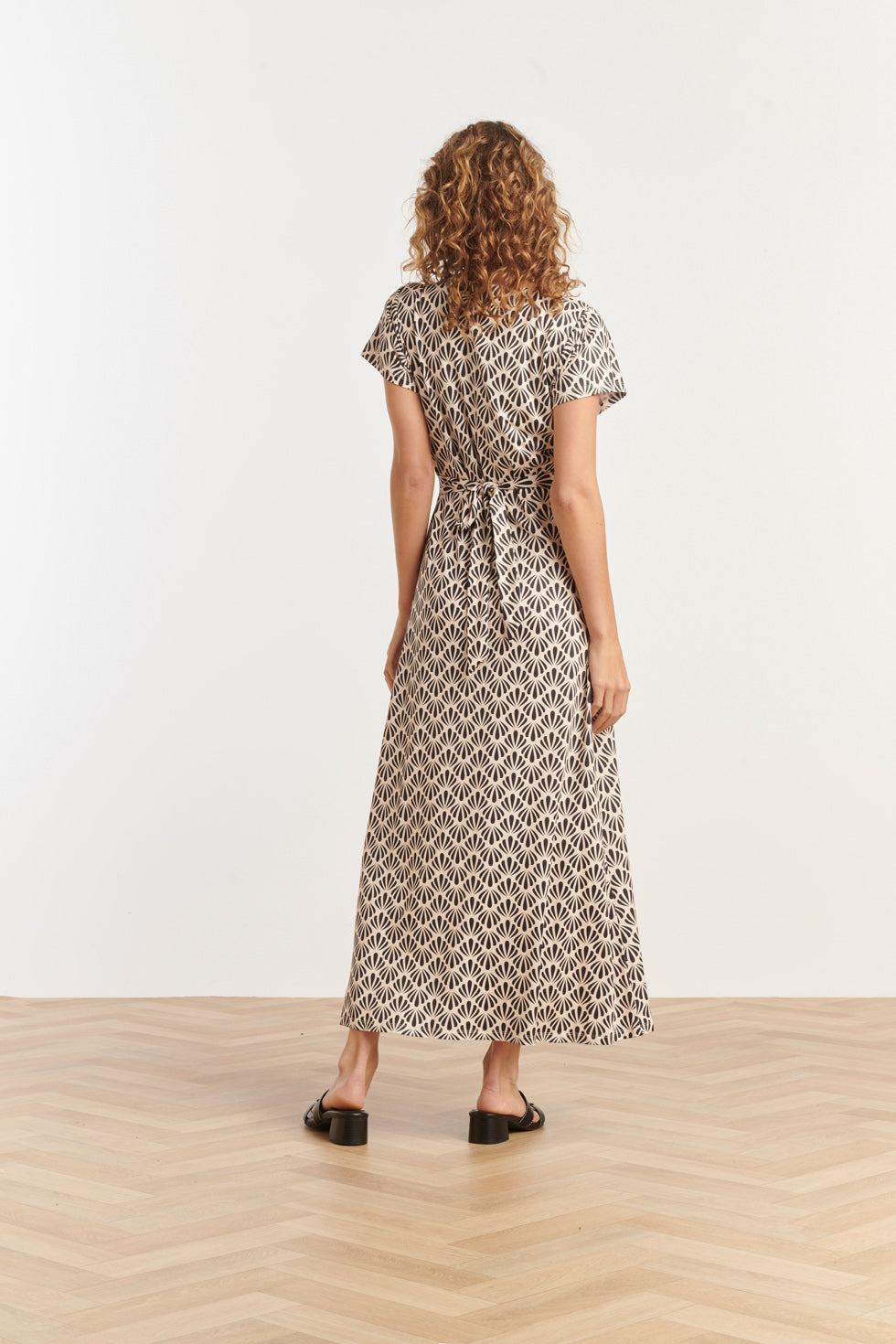 25063 Off-White En Zwarte Schelpenprint Maxi-Jurk