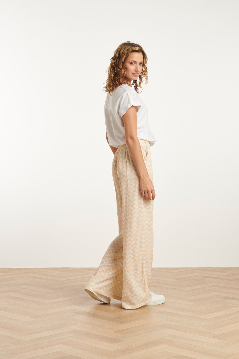 25064 Zand & Off-White Wijde Broek Met Schelp Zigzagprint