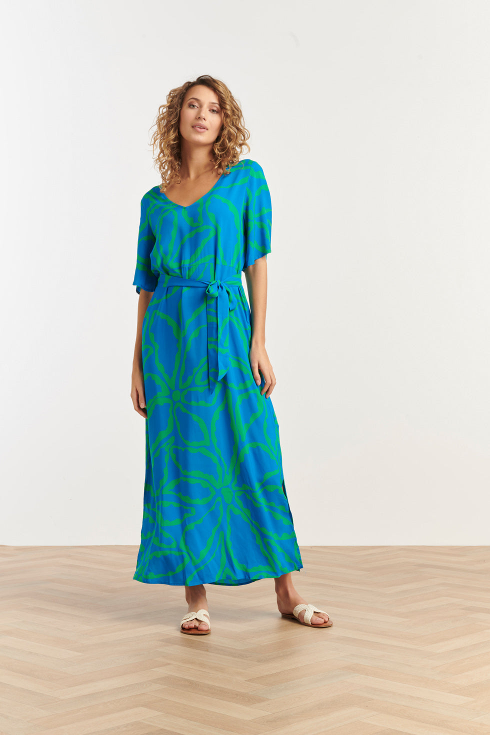 25068 Maxi Jurk Met Grafische Bloemenprint In Felblauw En Grasgroen