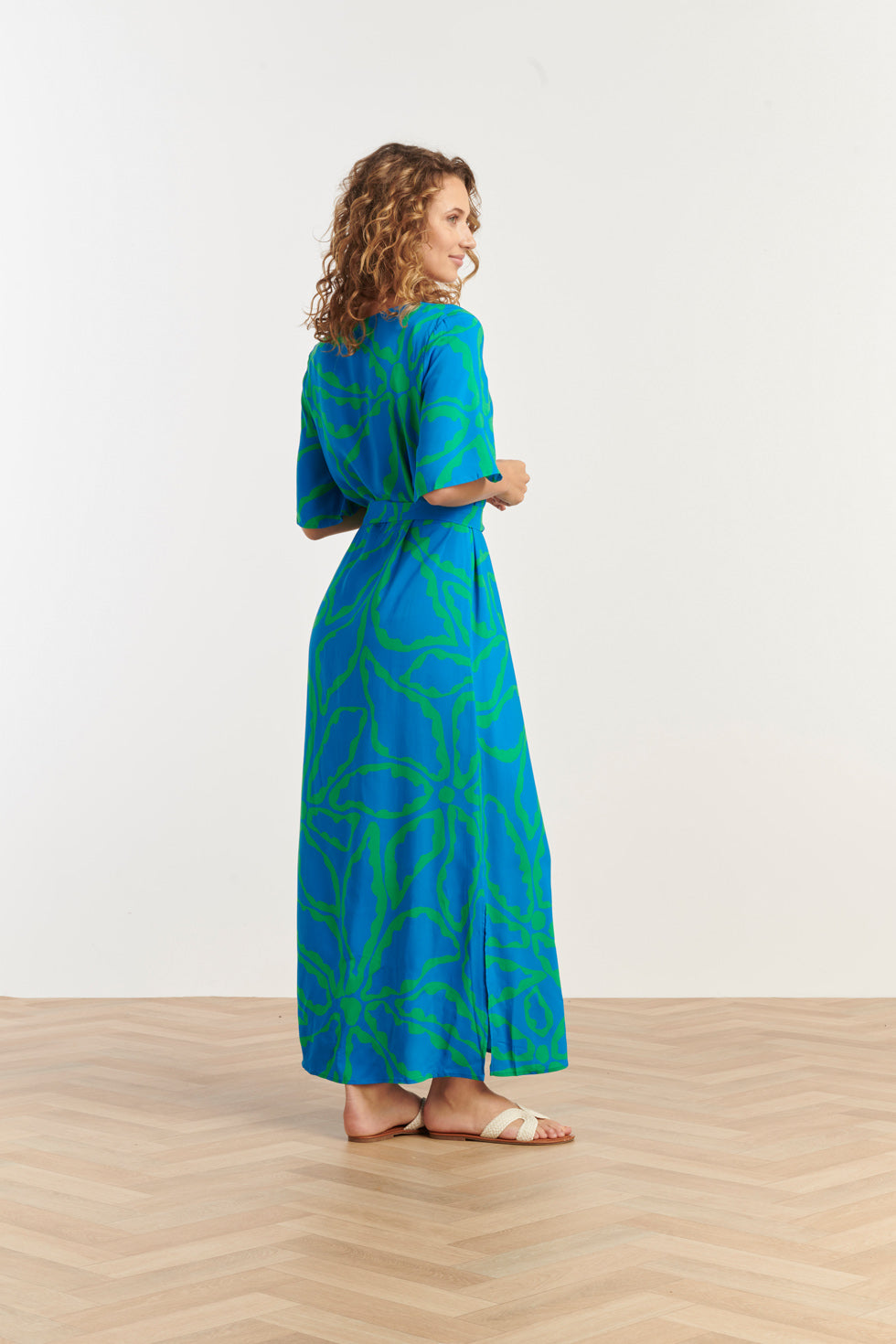 25068 Maxi Jurk Met Grafische Bloemenprint In Felblauw En Grasgroen