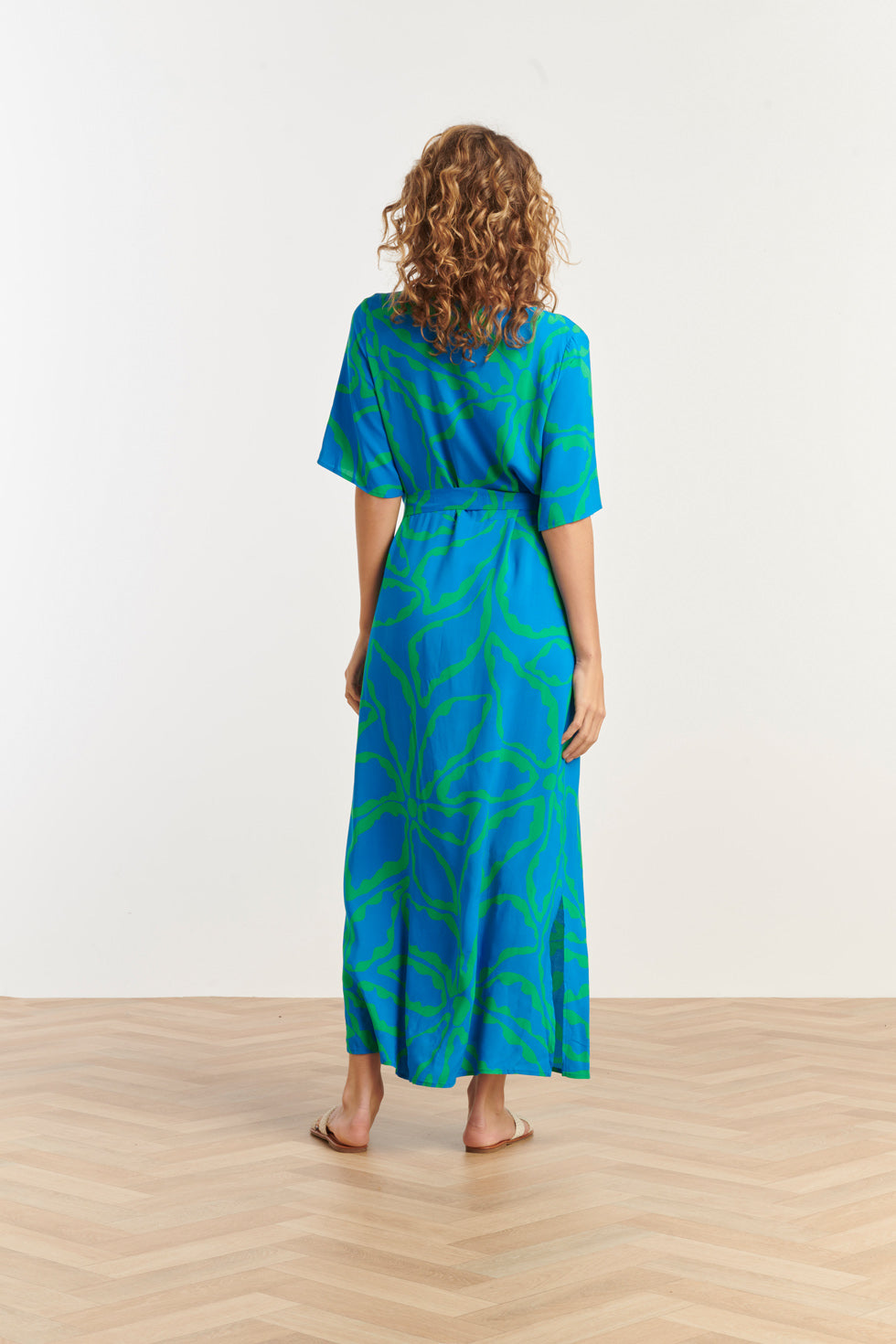 25068 Maxi Jurk Met Grafische Bloemenprint In Felblauw En Grasgroen