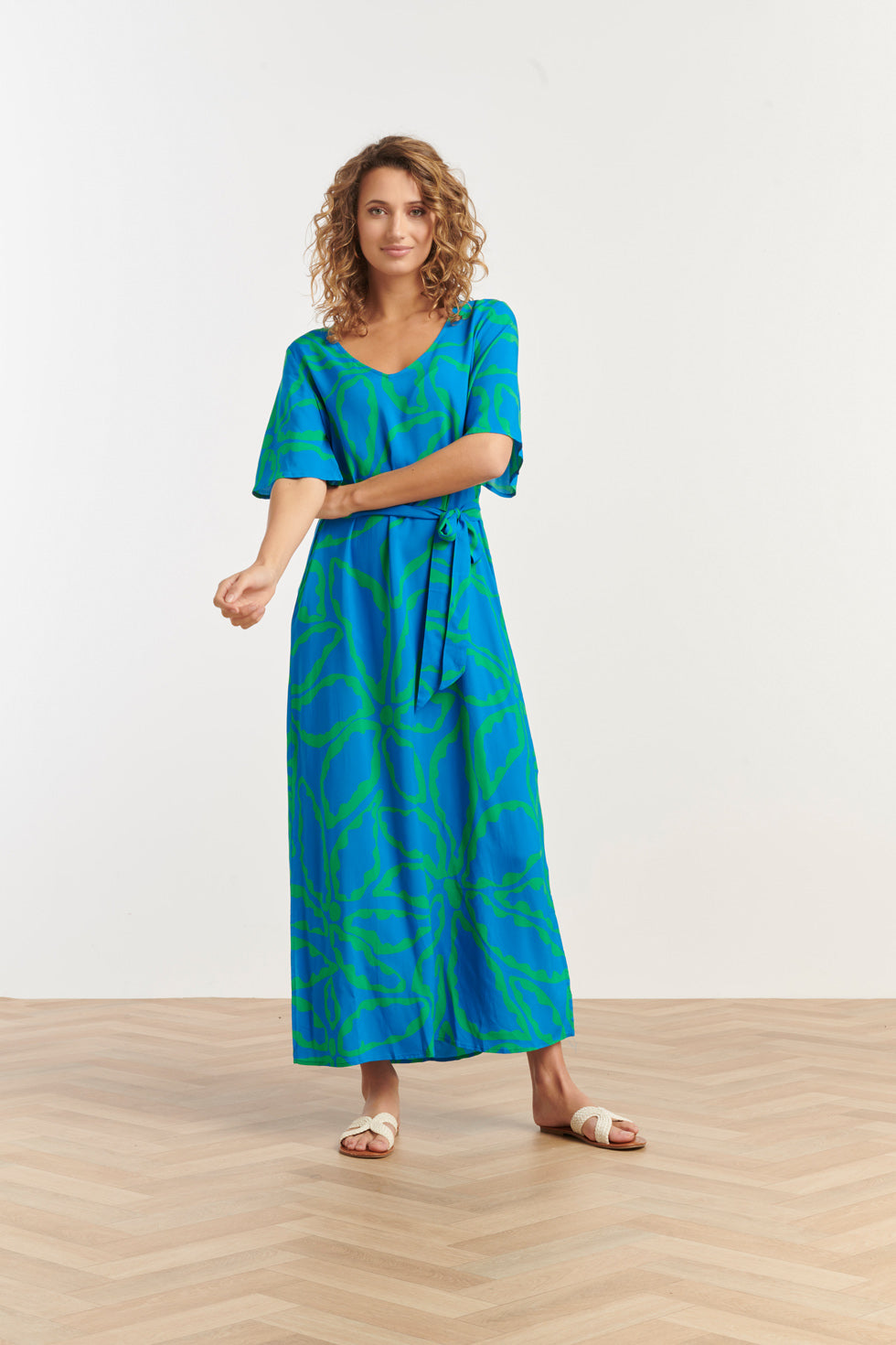 25068 Maxi Jurk Met Grafische Bloemenprint In Felblauw En Grasgroen