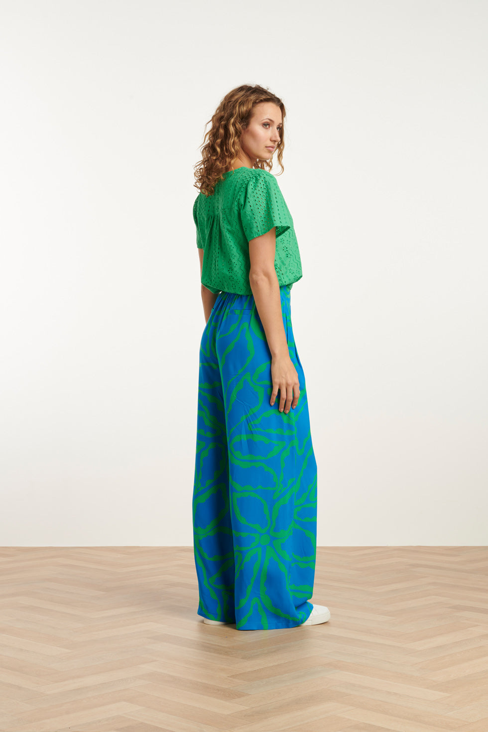 25069 Wijde Broek Met Grafische Bloemenprint In Felblauw En Grasgroen