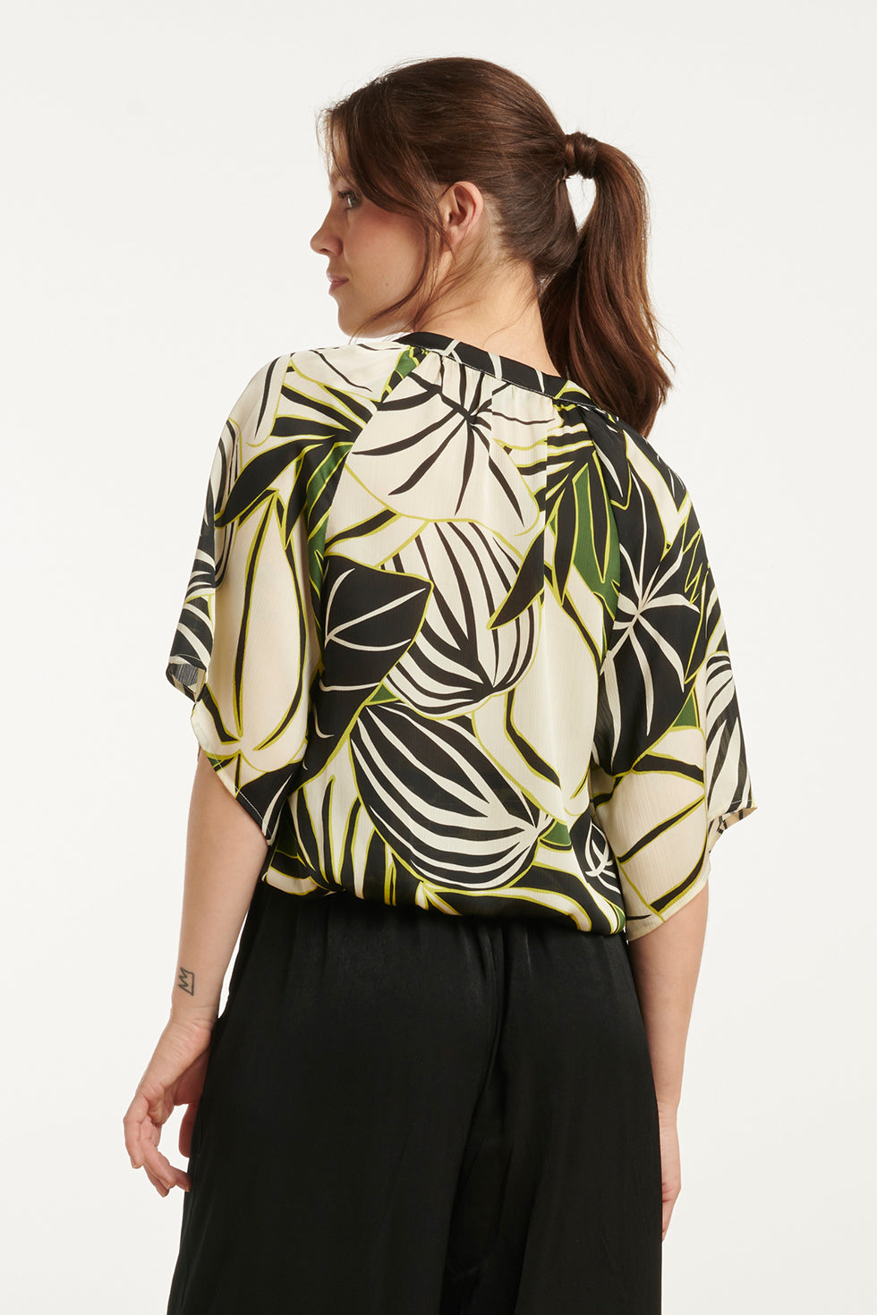 25071 Leaf Print Chiffon Top Met V-Hals En Flared Mouwen