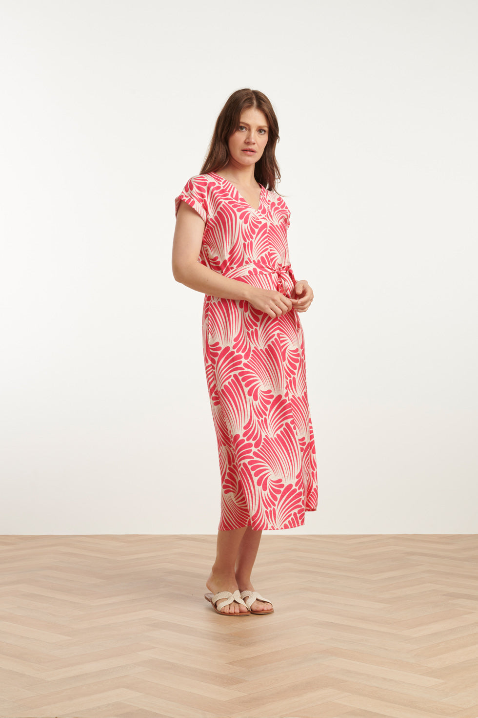 25072 Midi Jurk Met Grafische Print In Roze En Wit