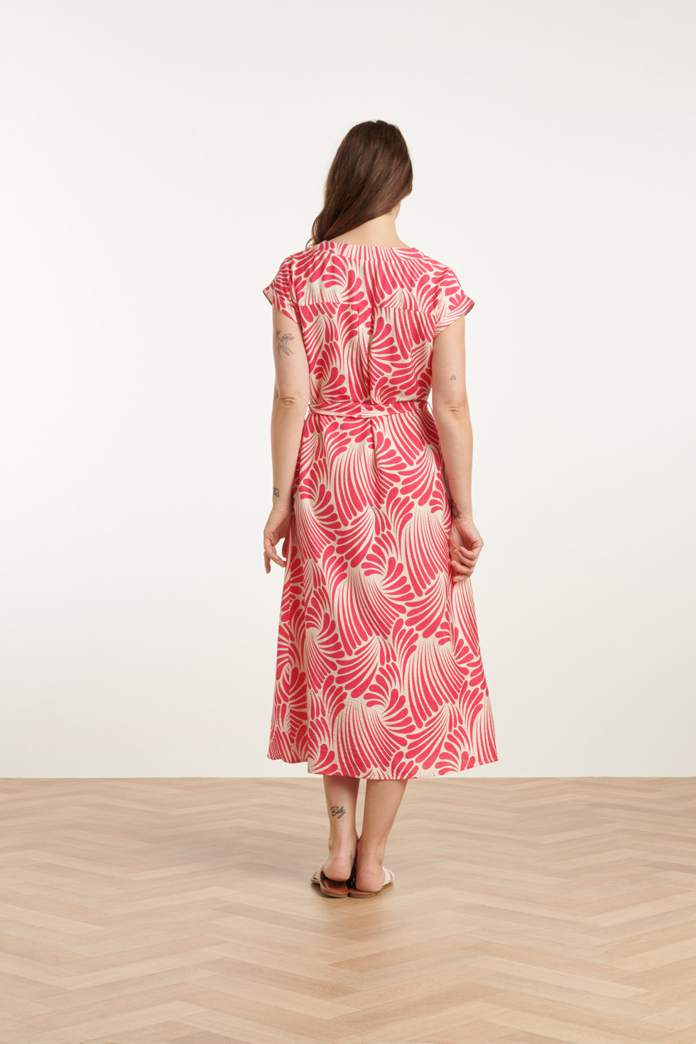 25072 Midi Jurk Met Grafische Print In Roze En Wit