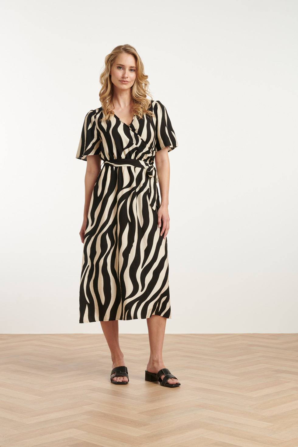 25077 Midi Jurk Met Zebrastijl Print In Zwart En Sand