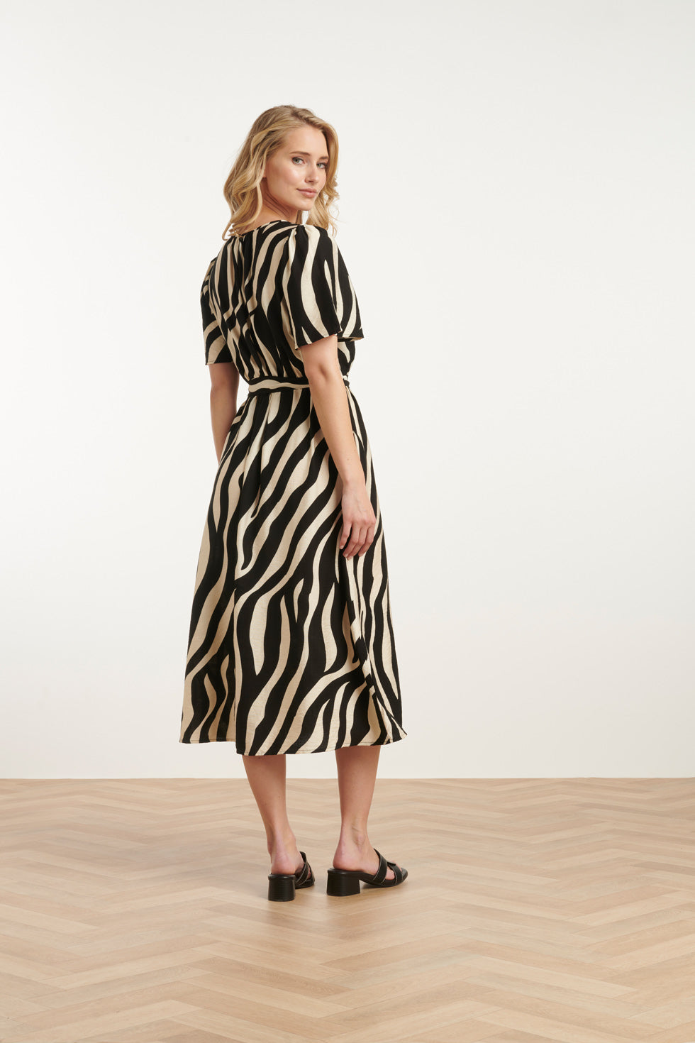 25077 Midi Jurk Met Zebrastijl Print In Zwart En Sand