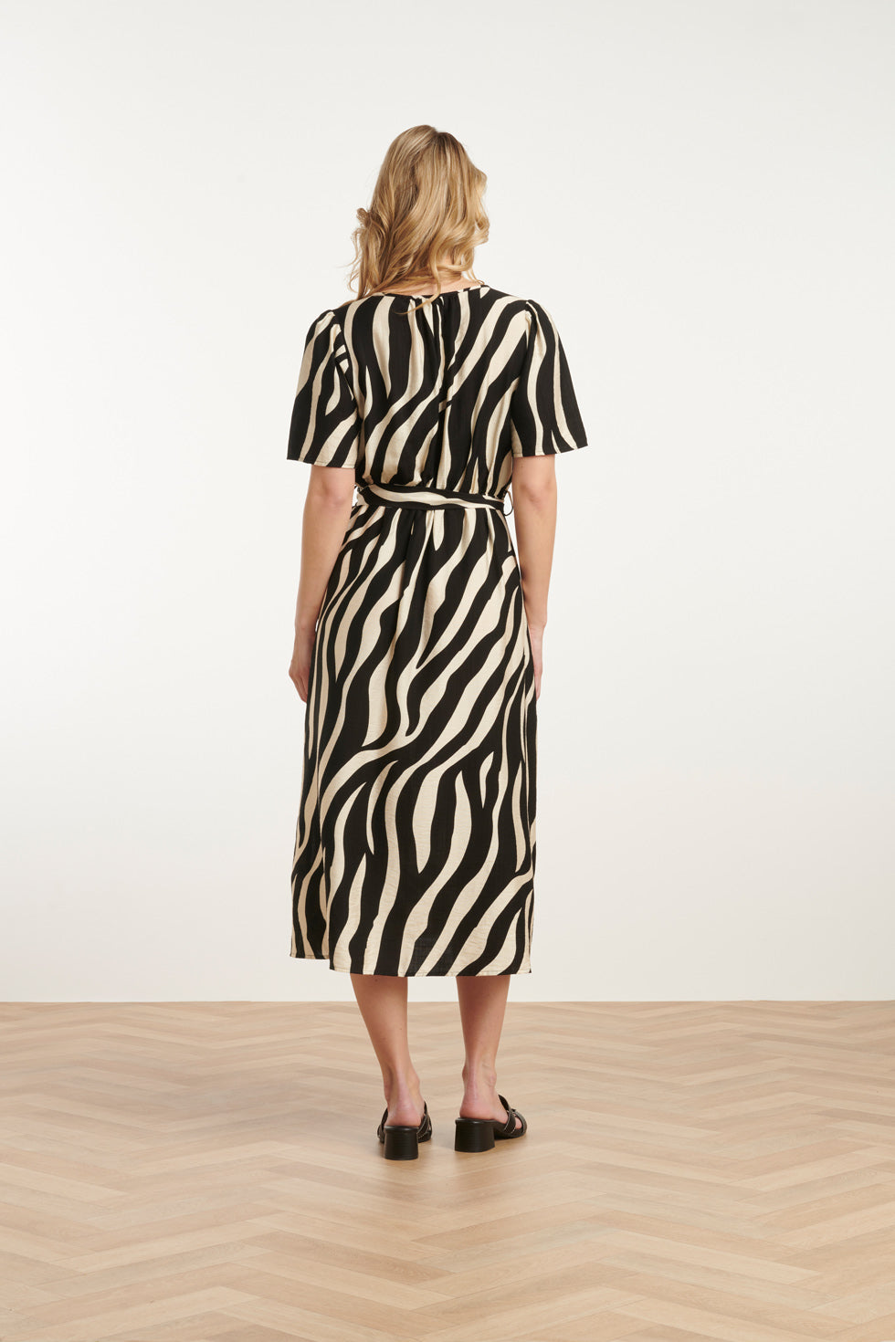 25077 Midi Jurk Met Zebrastijl Print In Zwart En Sand