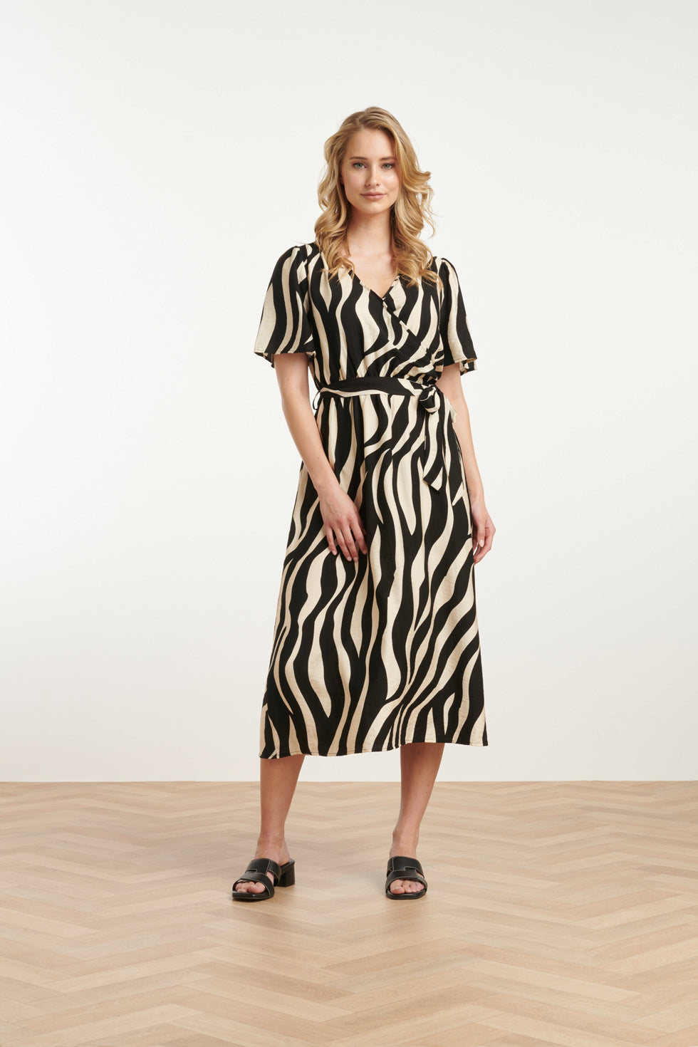 25077 Midi Jurk Met Zebrastijl Print In Zwart En Sand