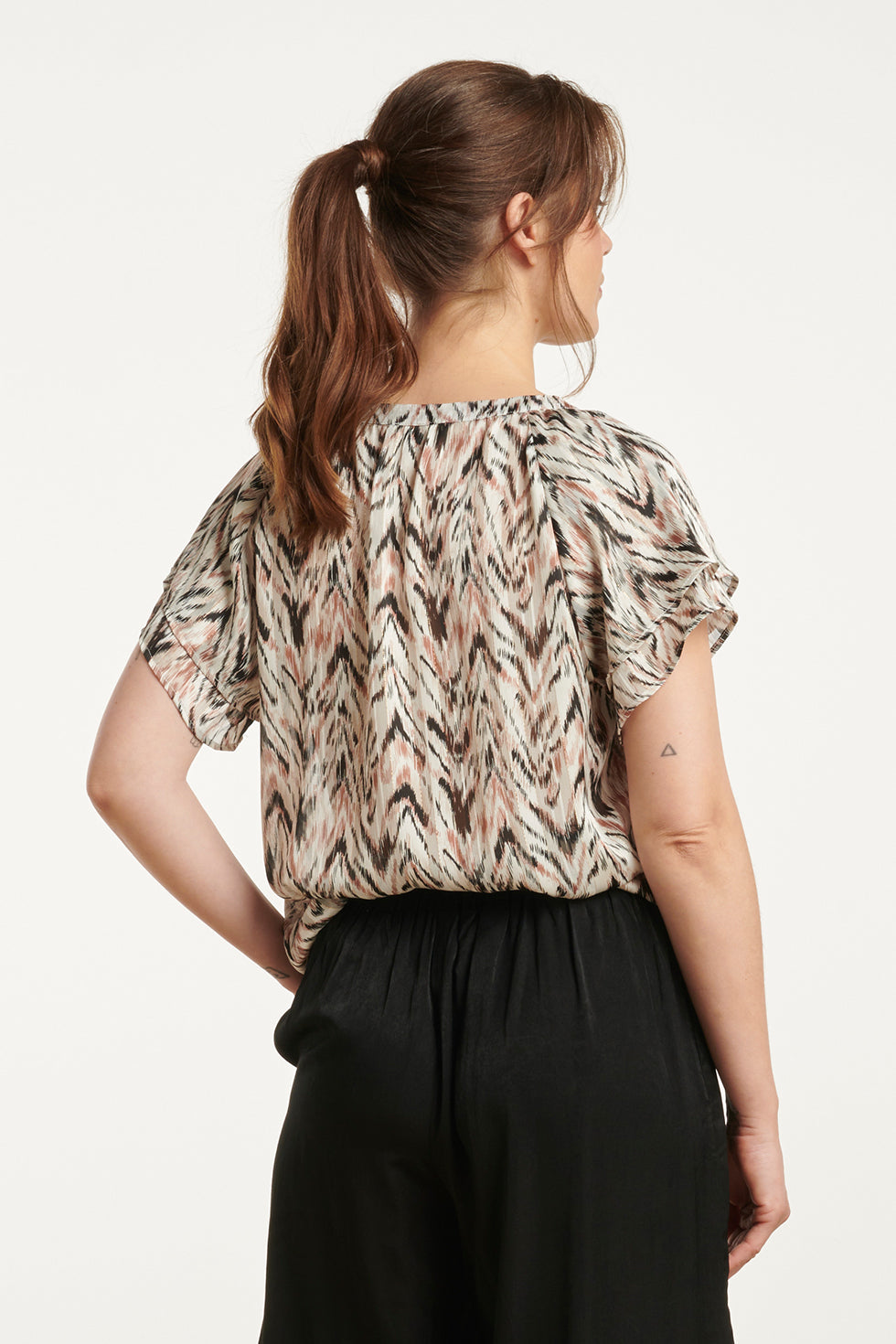 25079 Chiffon Top Met Grafisch Zigzag Print In Wit, Roze En Zwart