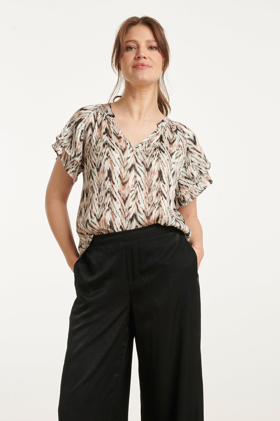 25079 Chiffon Top Met Grafisch Zigzag Print In Wit, Roze En Zwart