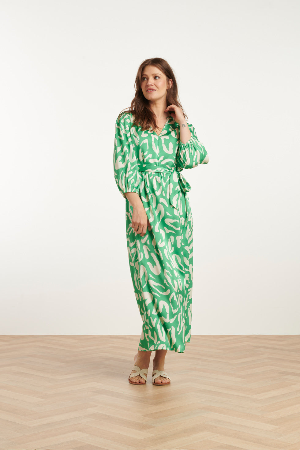 25082 Satin Maxi Jurk Met Groene En Witte Dierenprint