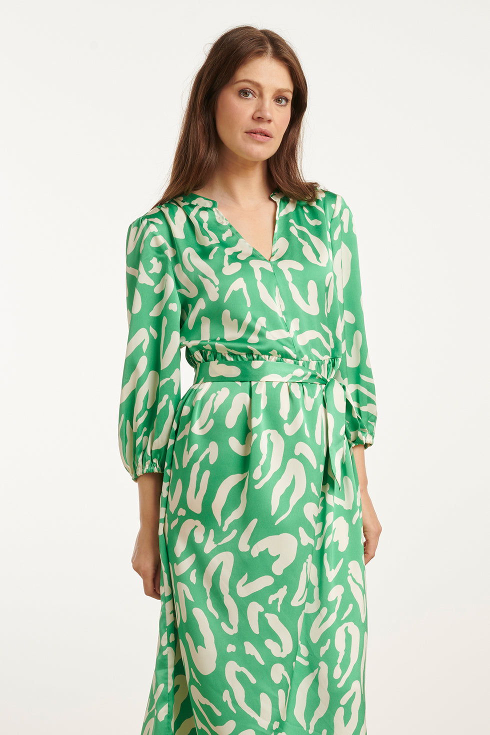 25082 Satin Maxi Jurk Met Groene En Witte Dierenprint