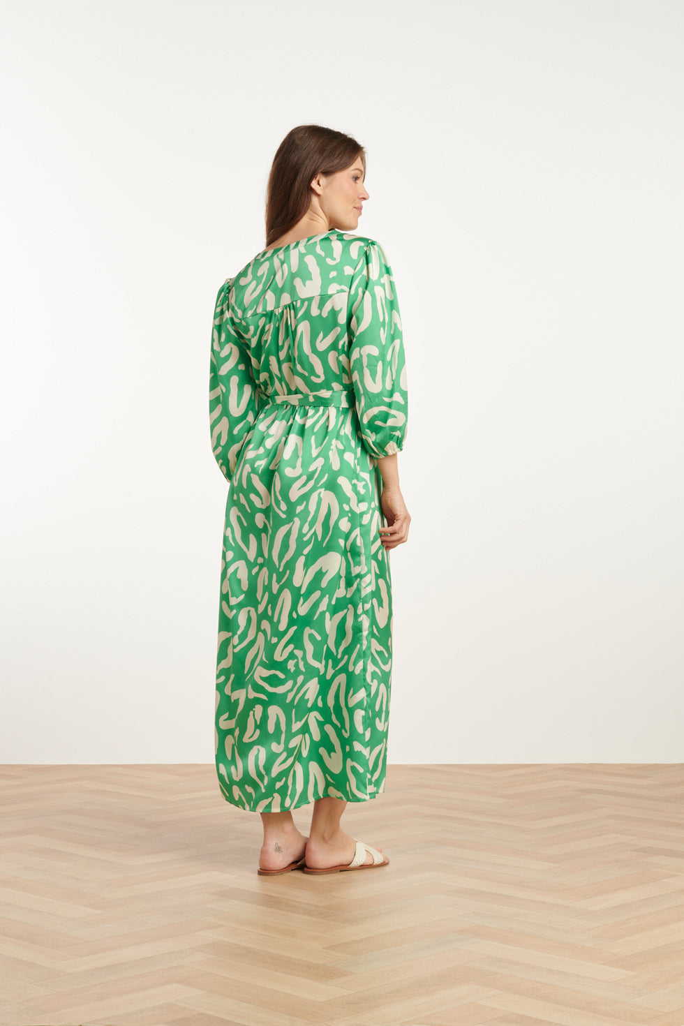 25082 Satin Maxi Jurk Met Groene En Witte Dierenprint