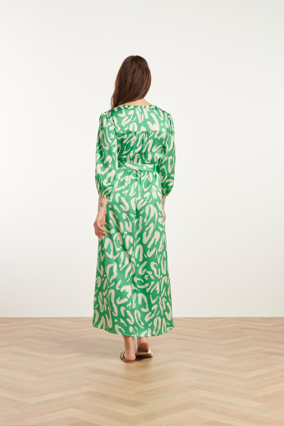 25082 Satin Maxi Jurk Met Groene En Witte Dierenprint