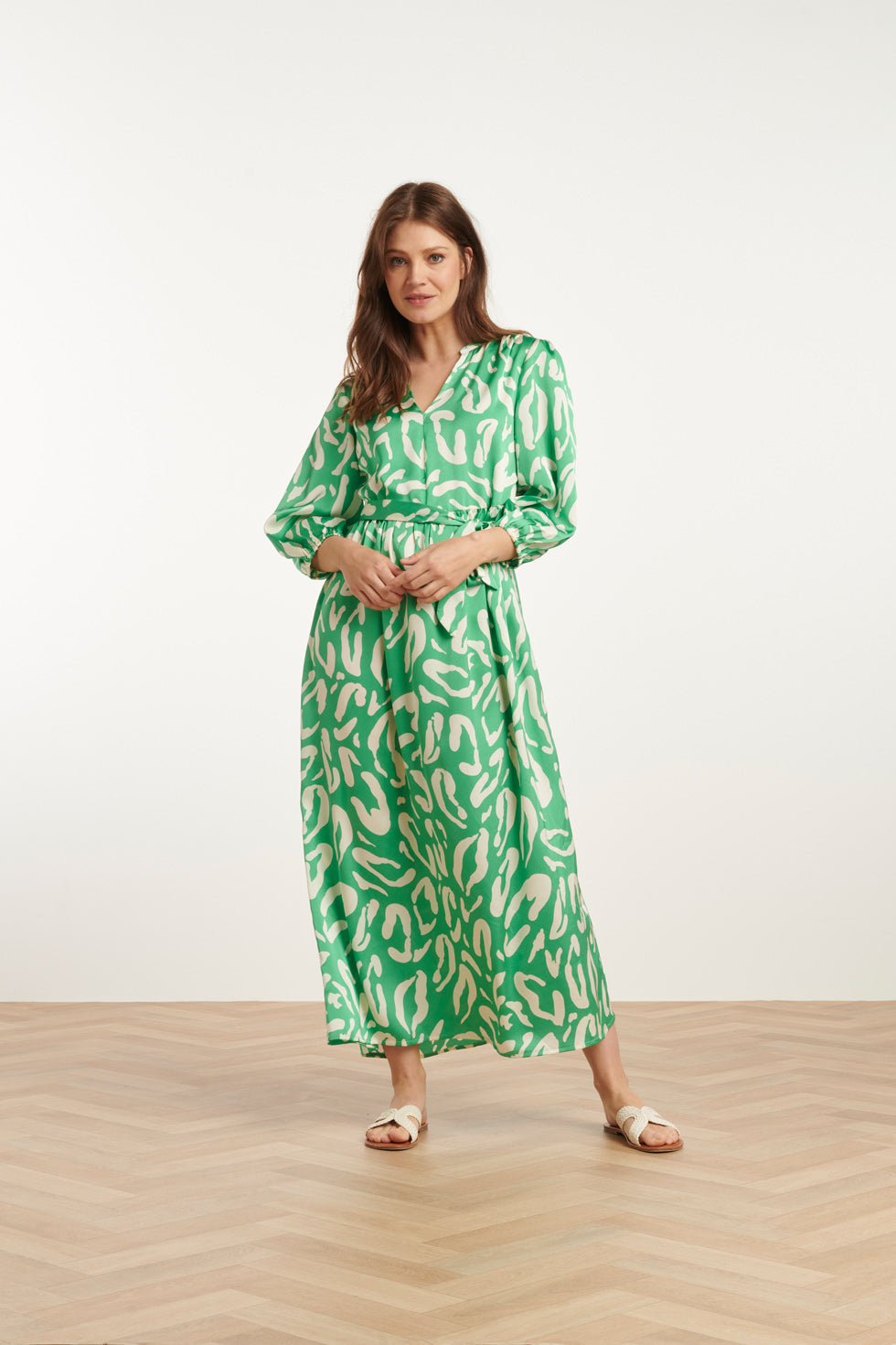 25082 Satin Maxi Jurk Met Groene En Witte Dierenprint