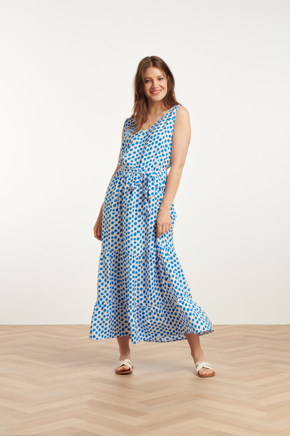 25084 Maxi Jurk Met Wit En Kobaltblauw Polka Dot Print