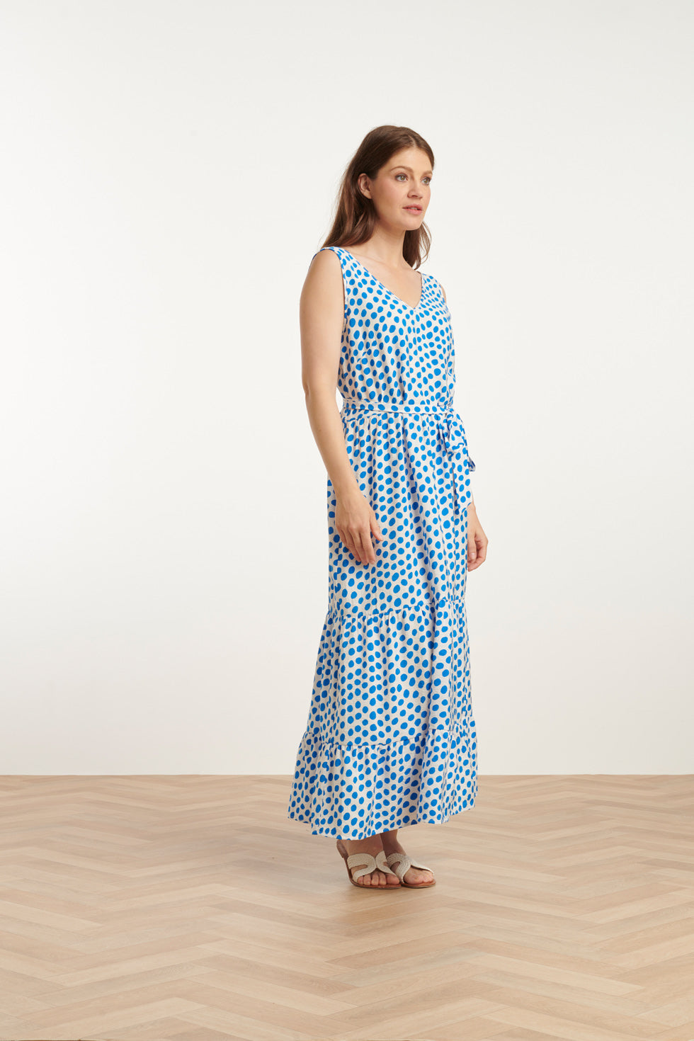 25084 Maxi Jurk Met Wit En Kobaltblauw Polka Dot Print