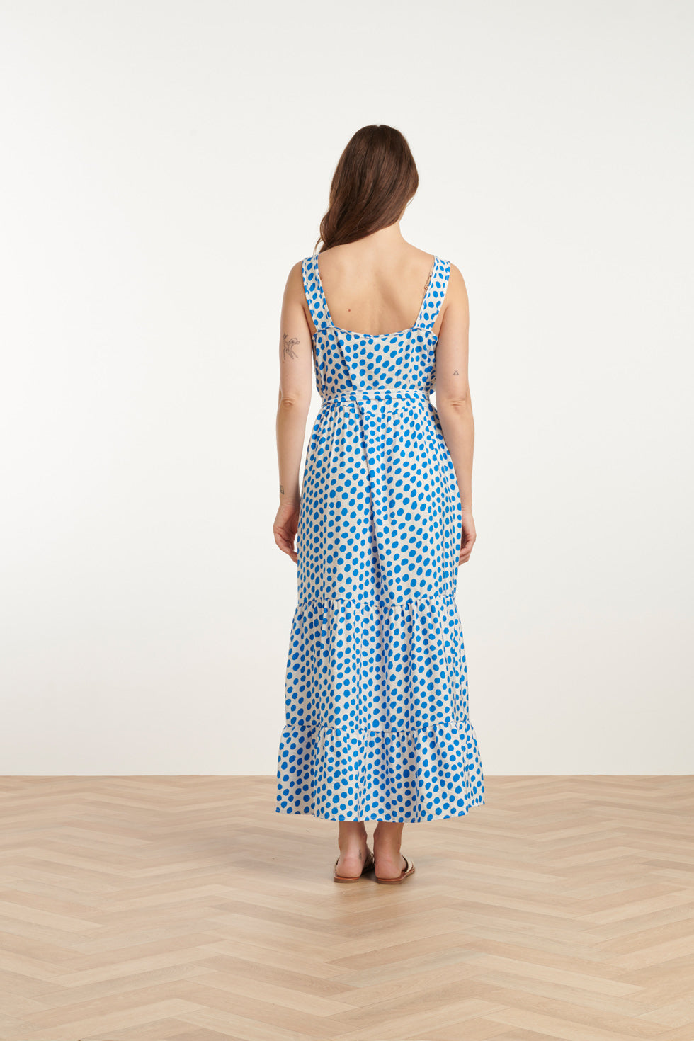 25084 Maxi Jurk Met Wit En Kobaltblauw Polka Dot Print