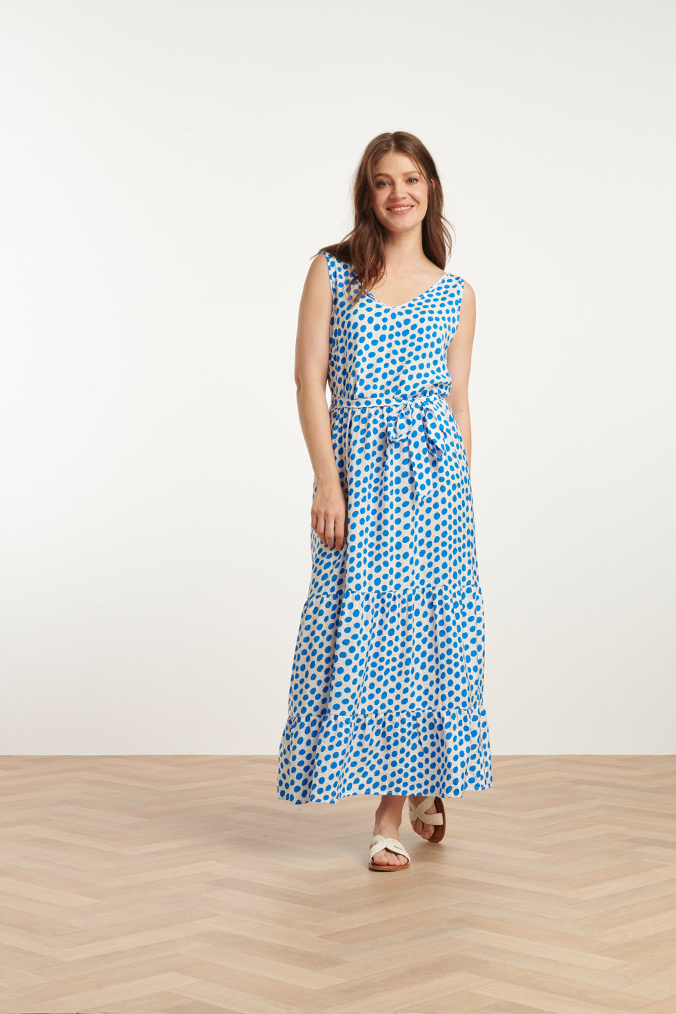 25084 Maxi Jurk Met Wit En Kobaltblauw Polka Dot Print