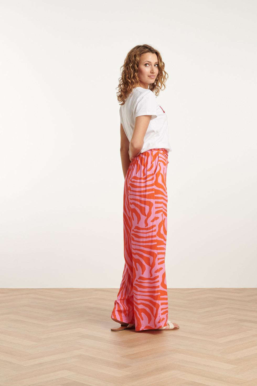 25087 Wide Pants Met Dierenprint In Roze En Oranje