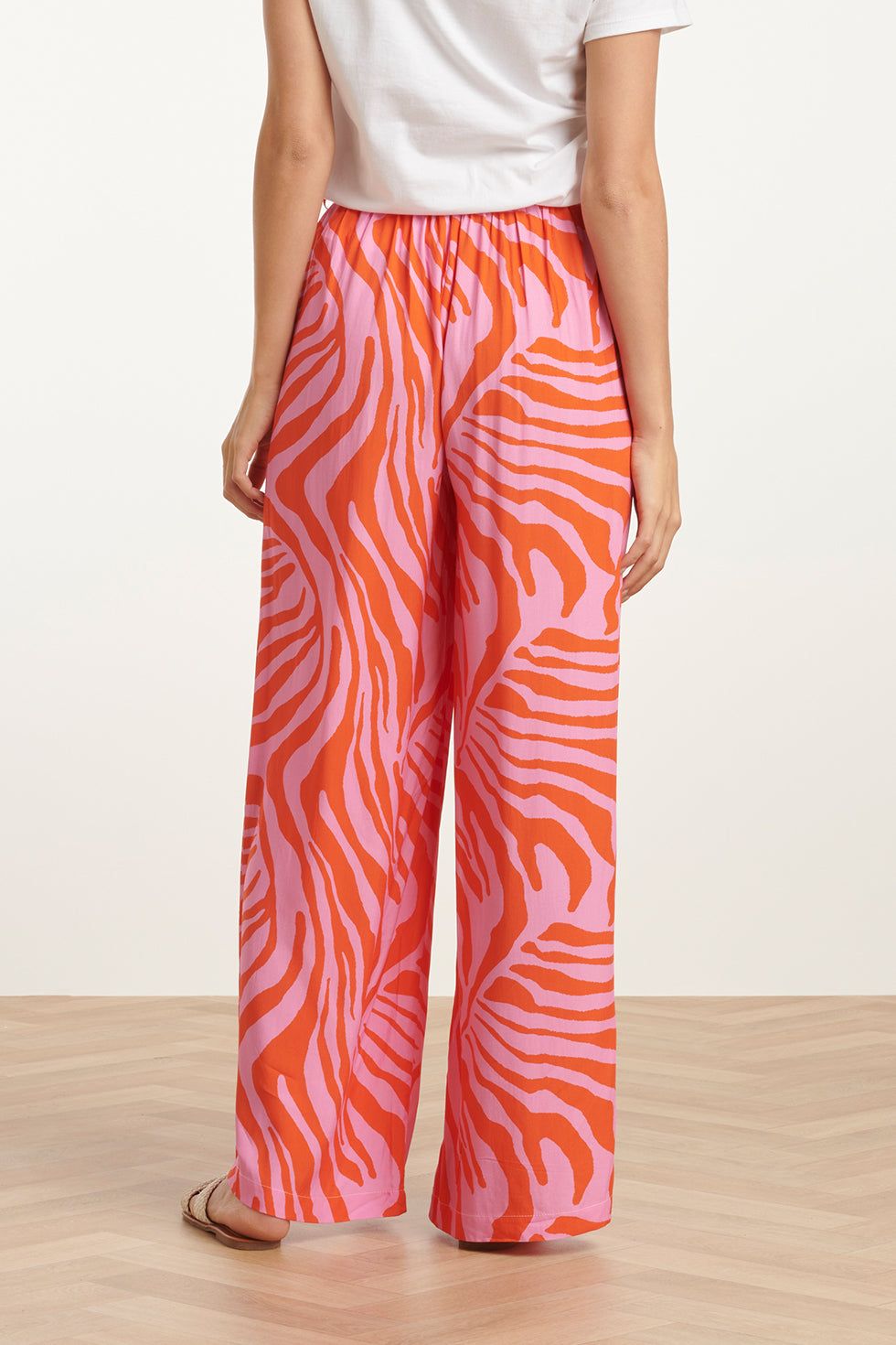 25087 Wide Pants Met Dierenprint In Roze En Oranje