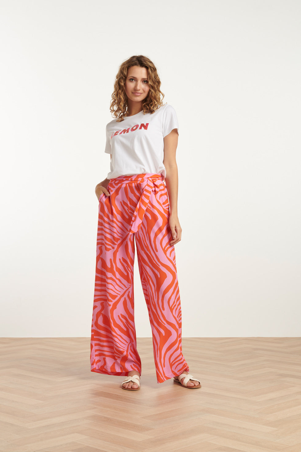 25087 Wide Pants Met Dierenprint In Roze En Oranje