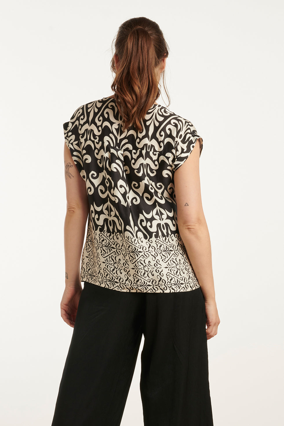 25088 Zwart-Witte Satijnen Top Met Ornamentenprint