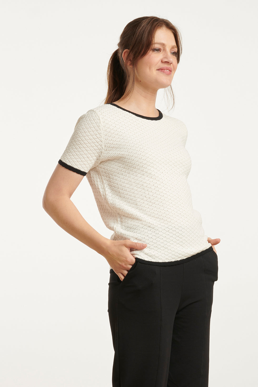 25096 Off-White Gebreid Top Met Zwarte Contrastafwerking