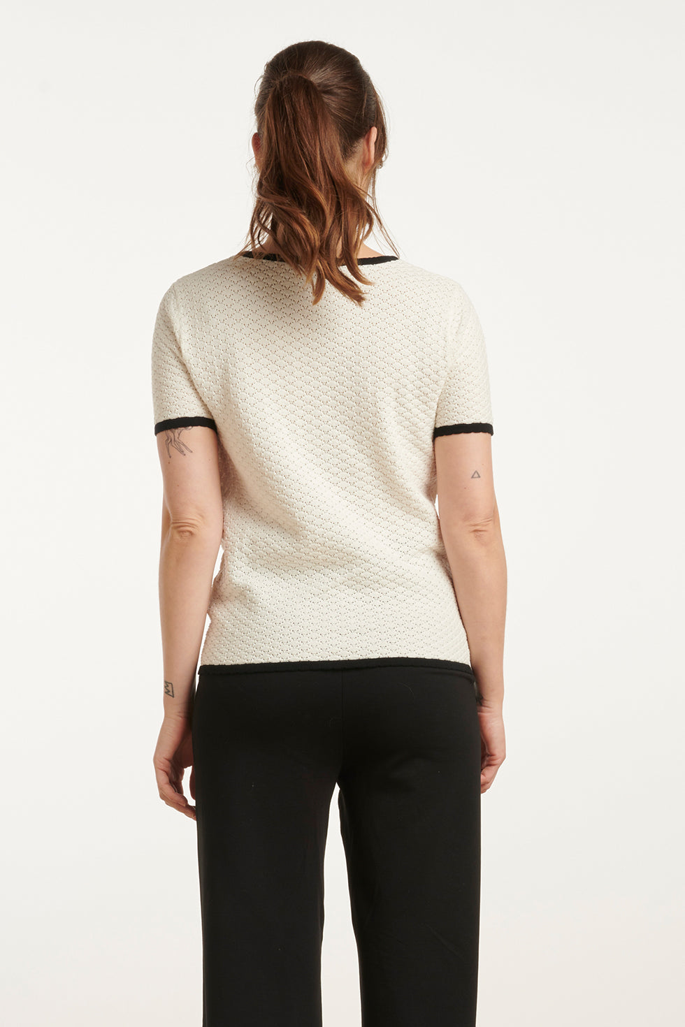 25096 Off-White Gebreid Top Met Zwarte Contrastafwerking