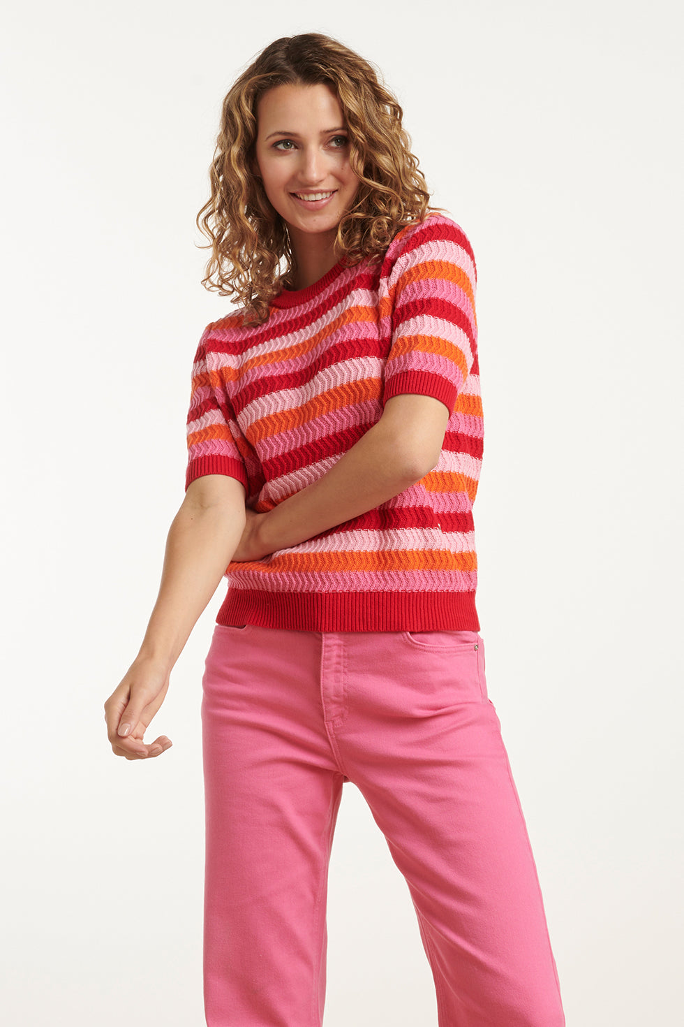 25110 Gebreide Trui Met Rood, Roze Tinten, En Oranje Colourblock