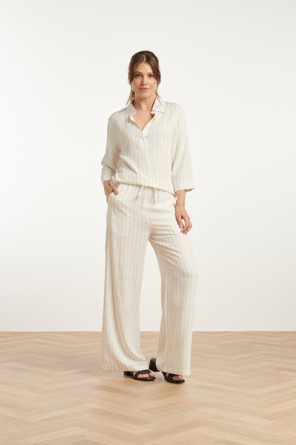 25129 Witte Pinstripe Linnen Top Met V-Hals