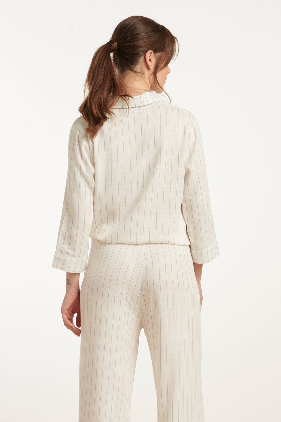 25129 Witte Pinstripe Linnen Top Met V-Hals