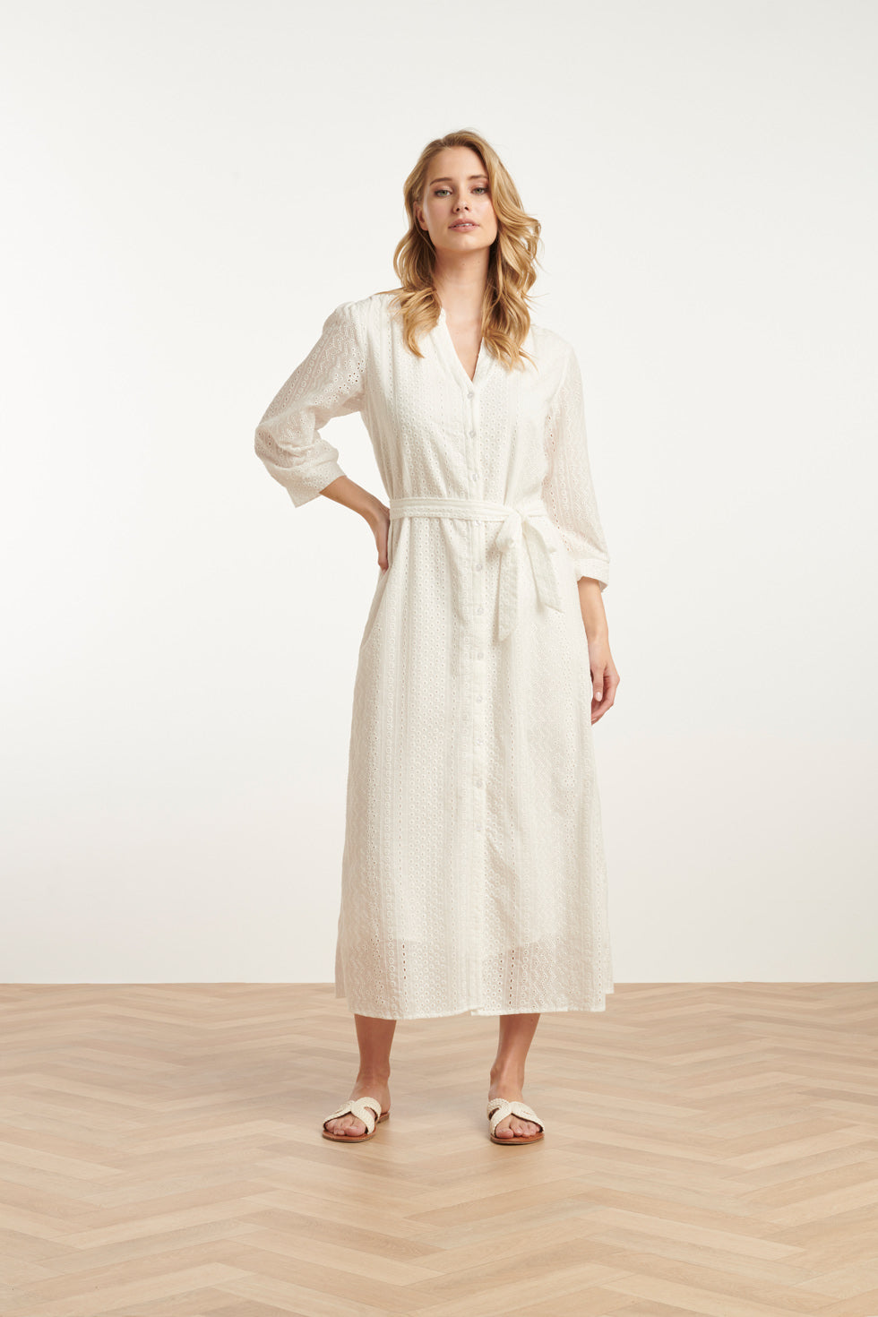 25146 Witte Midi Broderie Anglaise Jurk Met Knoopsluiting