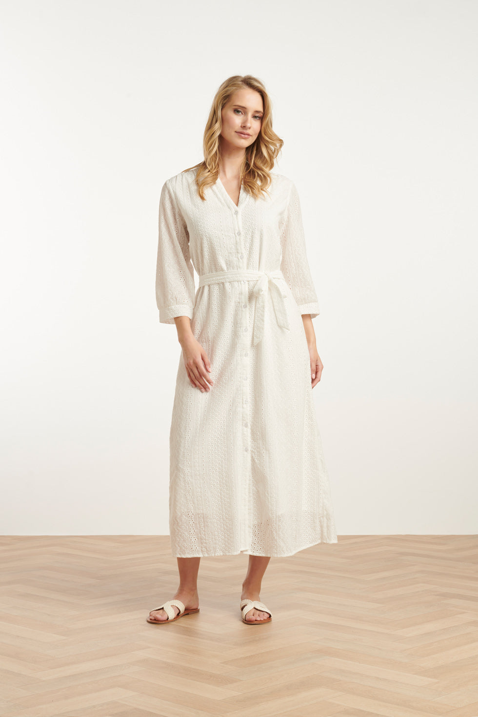 25146 Witte Midi Broderie Anglaise Jurk Met Knoopsluiting