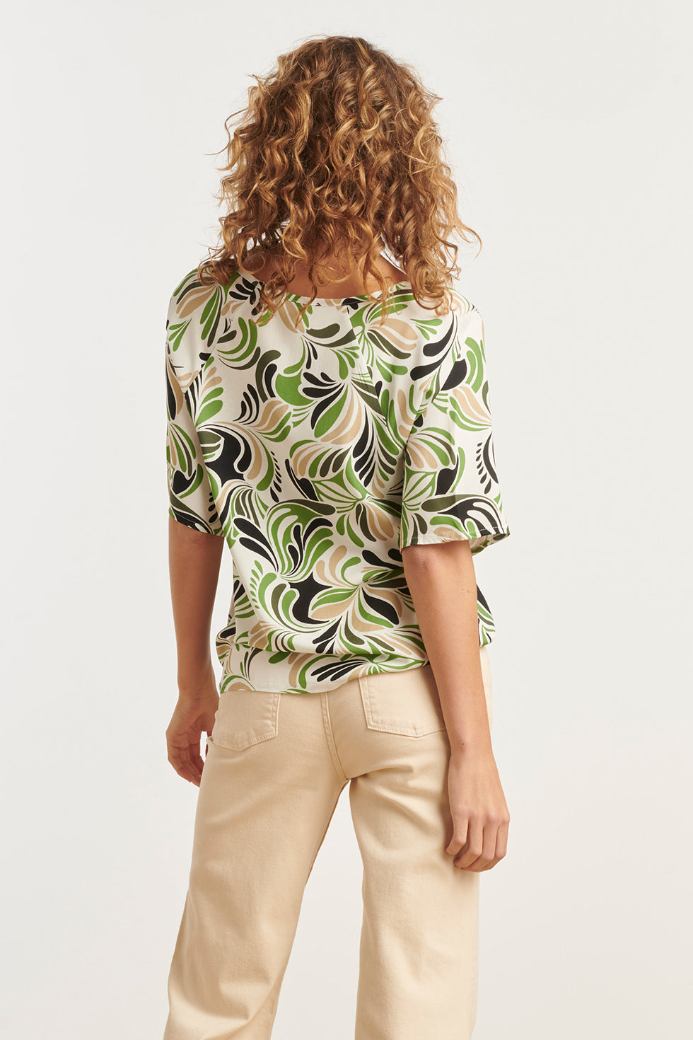 25154 Witte Top Met Grafisch Print In Zand, Zwart En Matcha Groen