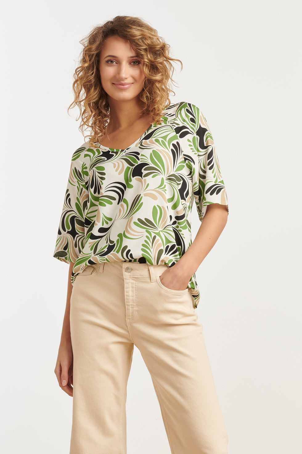 25154 Witte Top Met Grafisch Print In Zand, Zwart En Matcha Groen