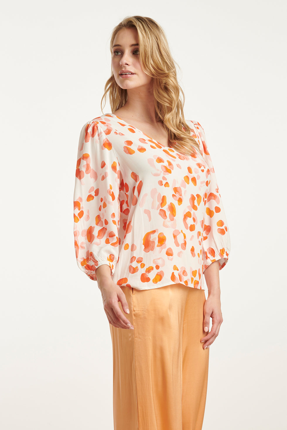 25164 Oranje & Perzik Animal Print Top Met V-Hals