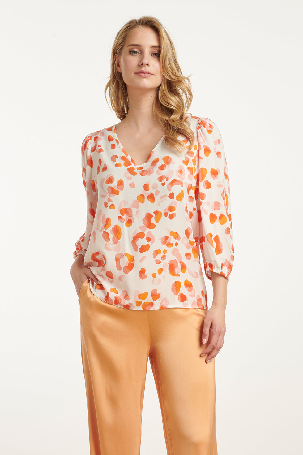 25164 Oranje & Perzik Animal Print Top Met V-Hals