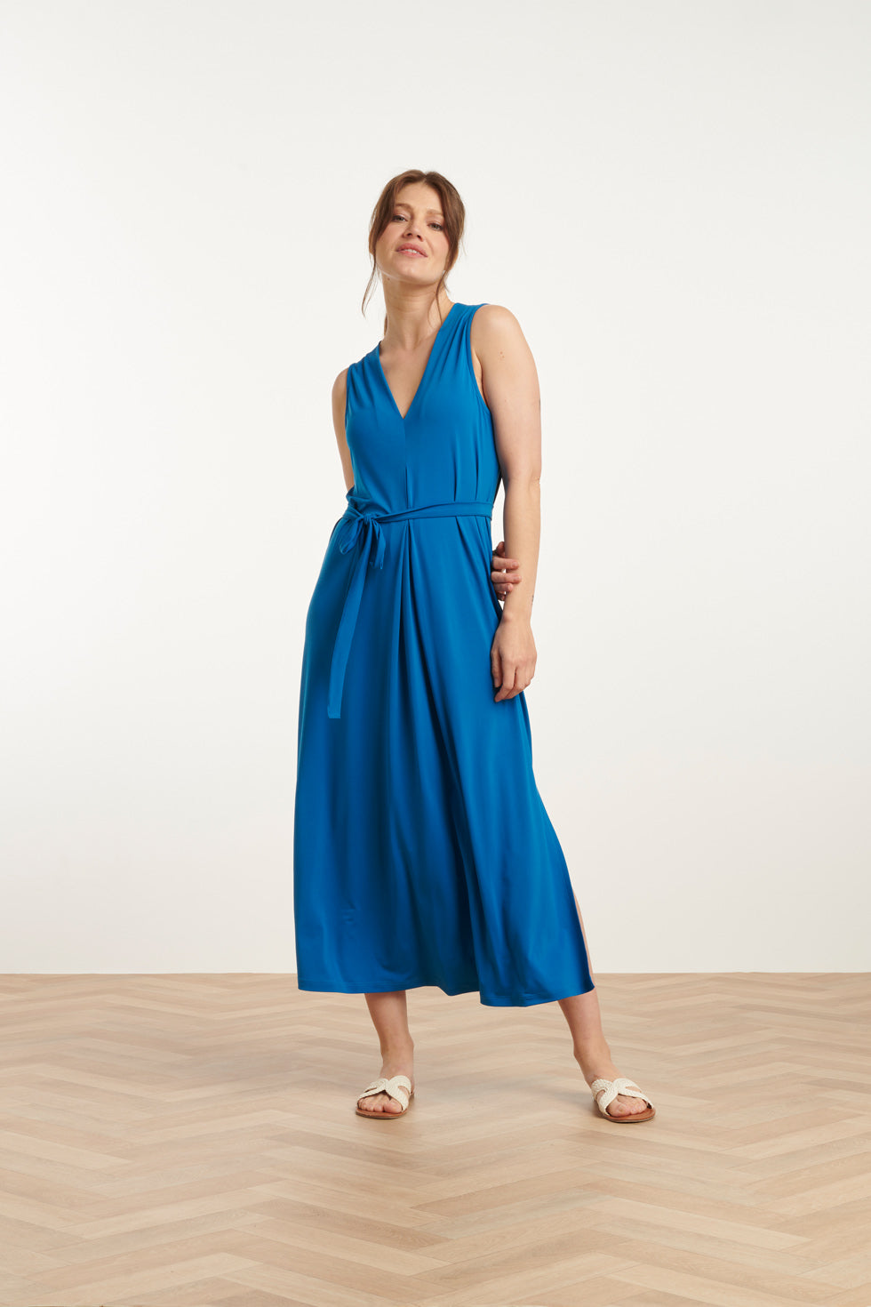 25173 Cobalt Blauwe Stretch Midi Jurk Met V-Hals