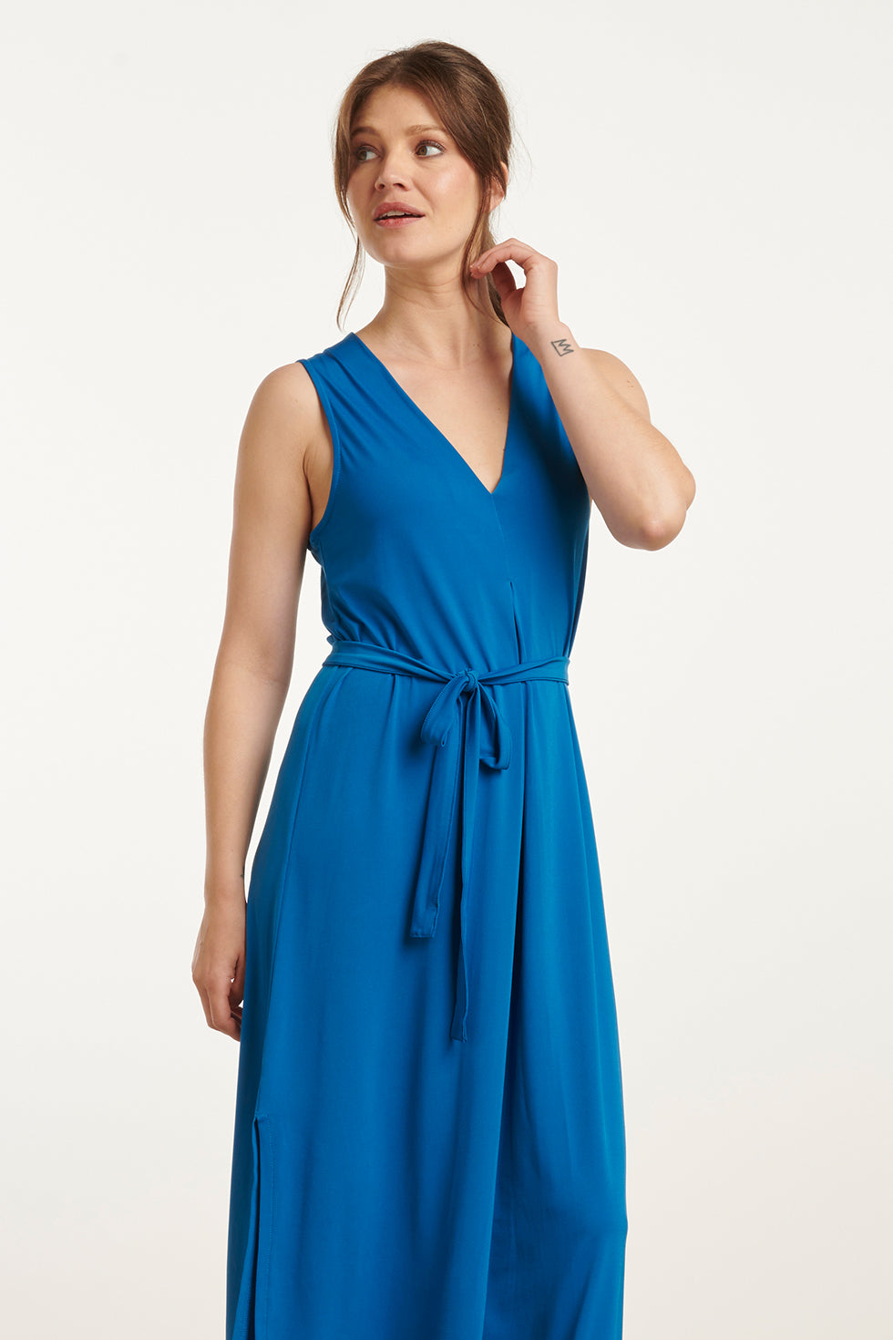 25173 Cobalt Blauwe Stretch Midi Jurk Met V-Hals