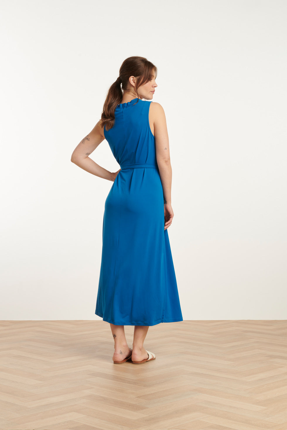 25173 Cobalt Blauwe Stretch Midi Jurk Met V-Hals