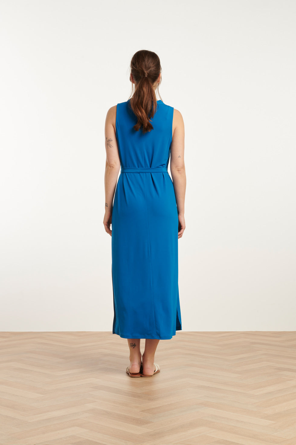 25173 Cobalt Blauwe Stretch Midi Jurk Met V-Hals