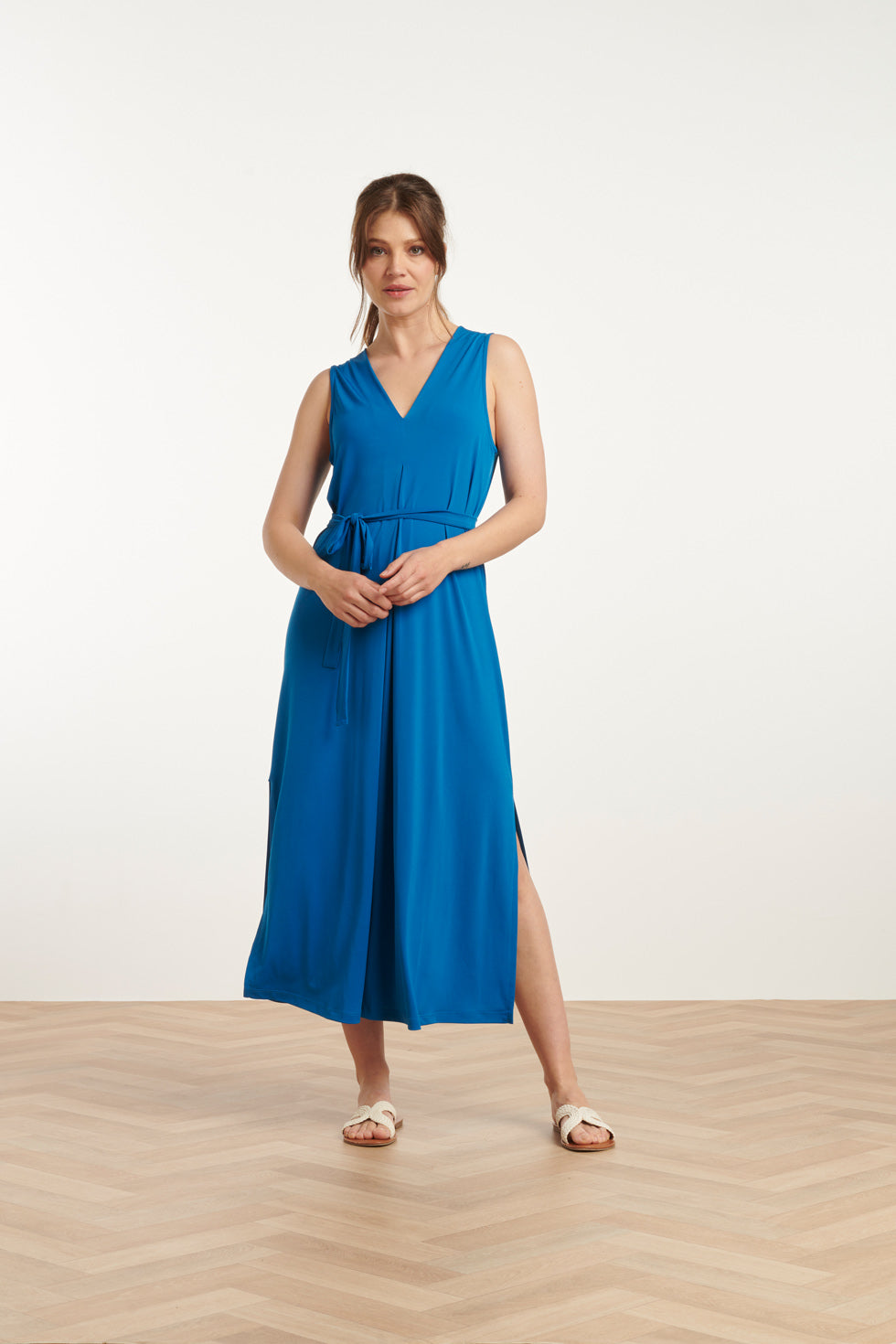 25173 Cobalt Blauwe Stretch Midi Jurk Met V-Hals