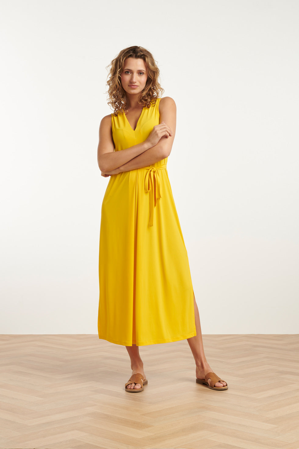 25173 Gele Stretch Midi Jurk Met V-Hals