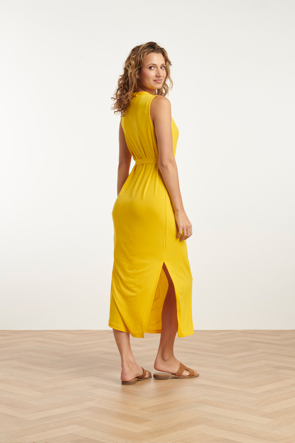 25173 Gele Stretch Midi Jurk Met V-Hals