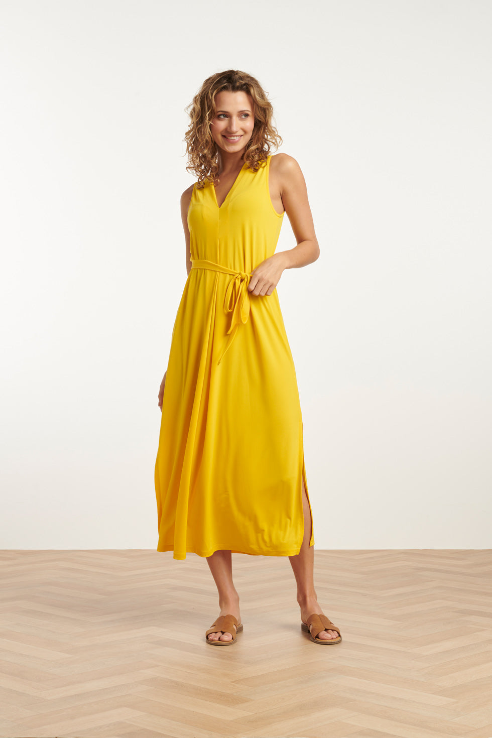 25173 Gele Stretch Midi Jurk Met V-Hals