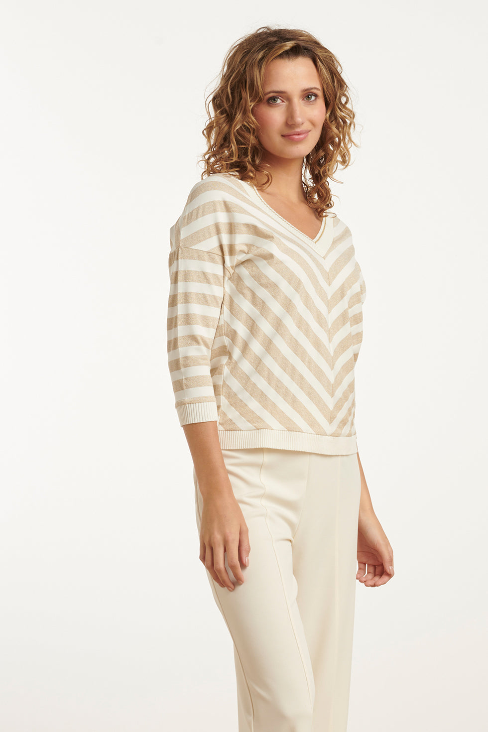 25180 Off White En Gouden Top Met Chevron Streepprint