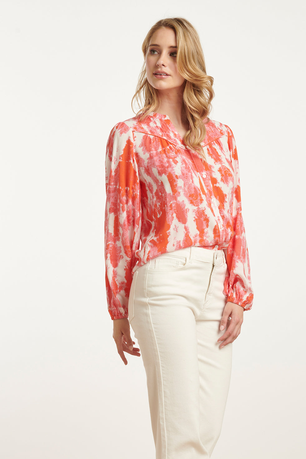 25181 Blouse Met Abstracte Verfspatters In Perzik En Roze